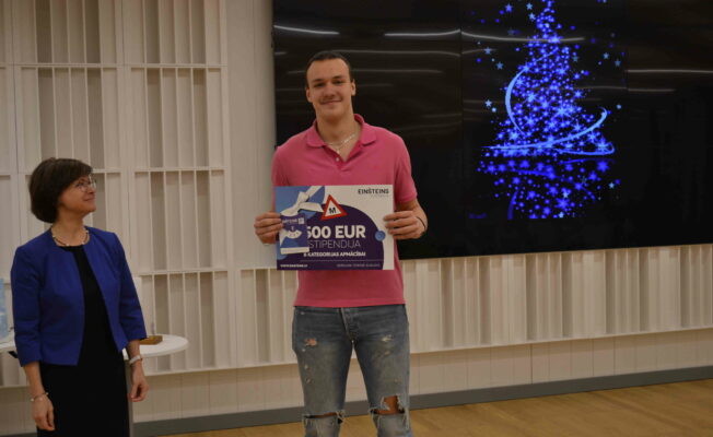 12.a klases skolnieks Ivars Ločmelis ar 500 euro stipendiju no autoskolas Einšteins