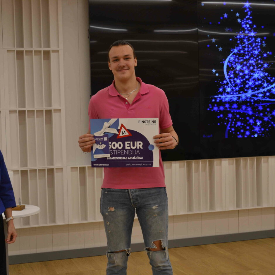 12.a klases skolnieks Ivars Ločmelis ar 500 euro stipendiju no autoskolas Einšteins