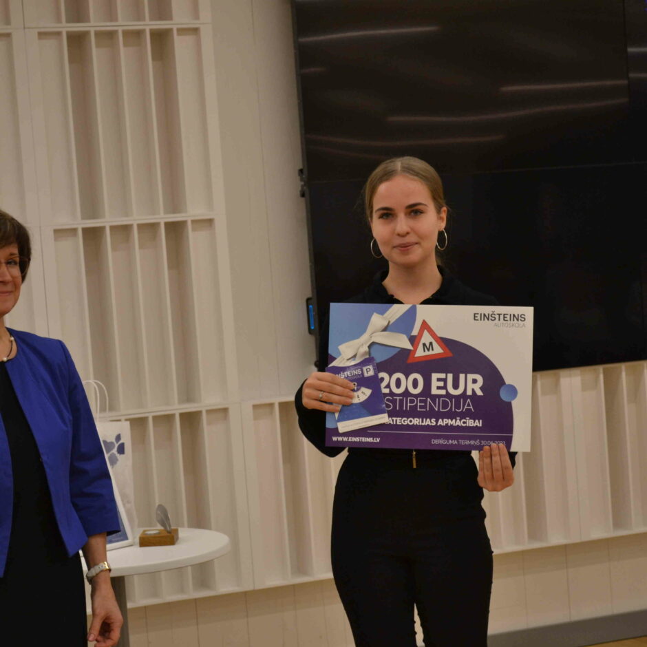 12.c klases skolniece Evija Nikoleta Millere ar 200 euro stipendiju no autoskolas Einšteins