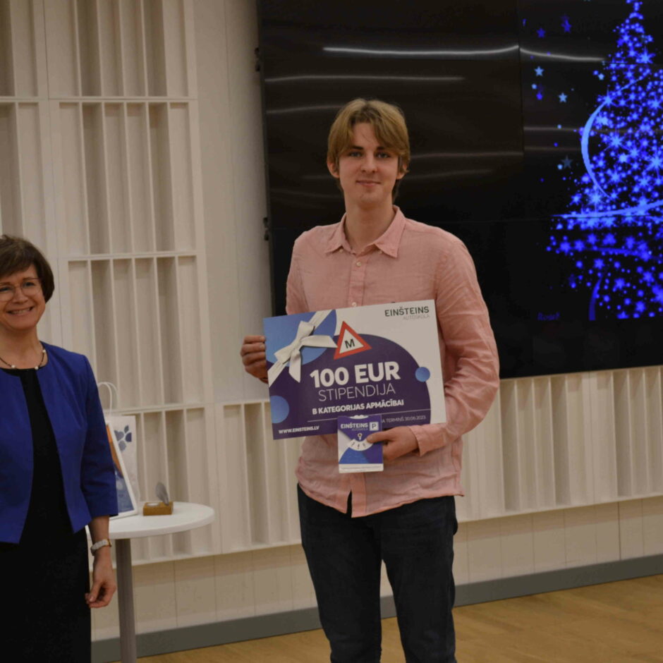 12.c klases skolnieks Regnārs Skujiņš ar 100 euro stipendiju no autoskolas Einšteins