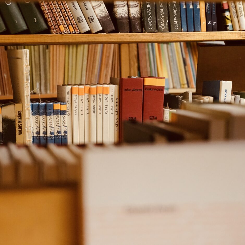 Skolas bibliotekas plaukts ar grāmatām