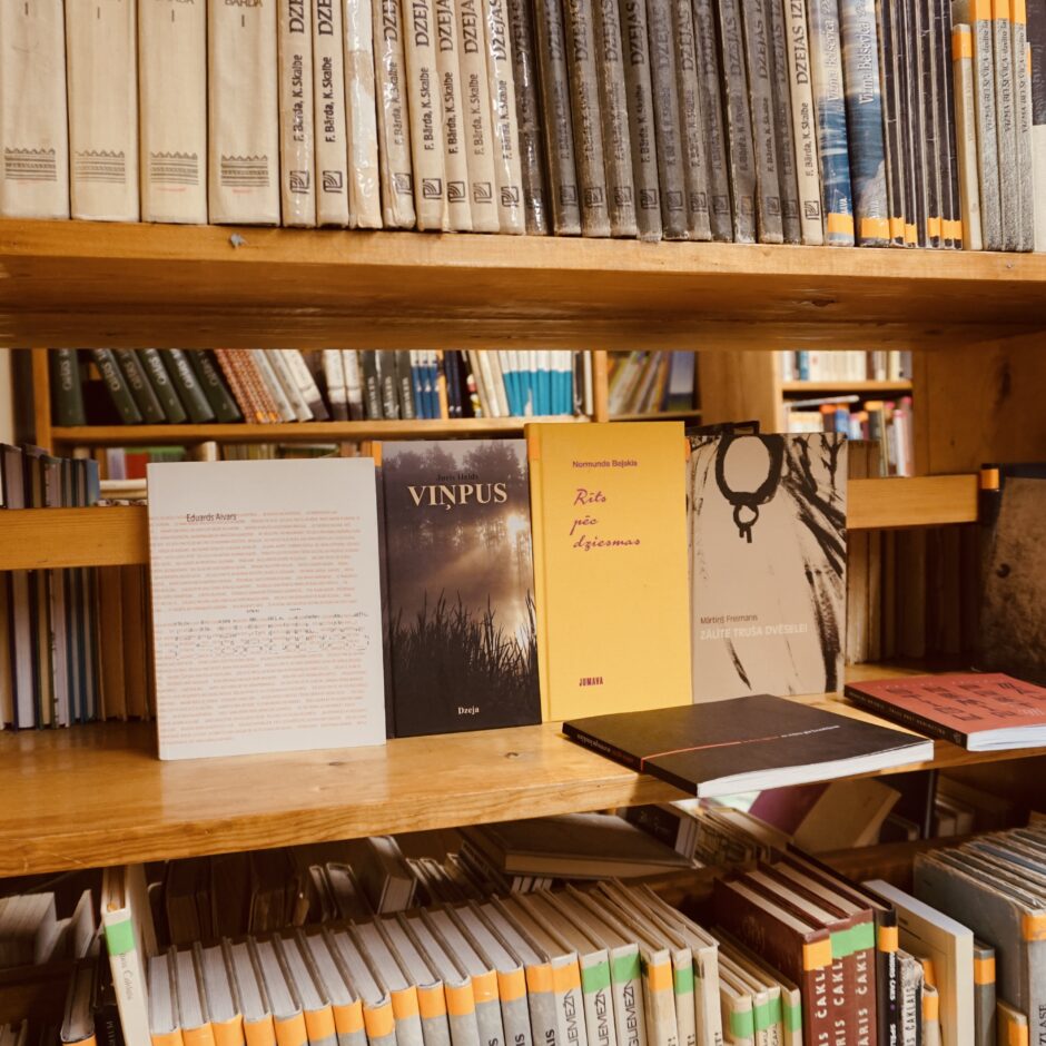 Skolas bibliotekas plaukts ar grāmatām