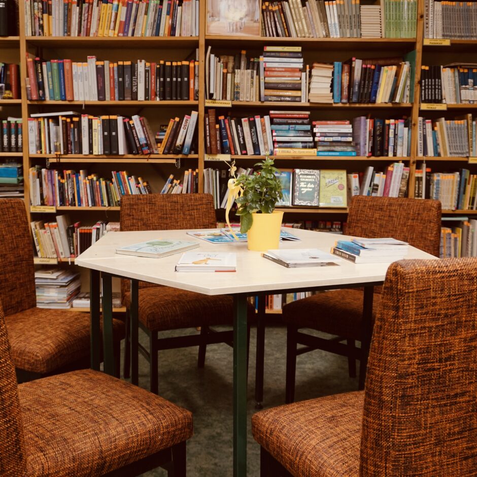 Skolas bibliotekas galds ar krēsliem