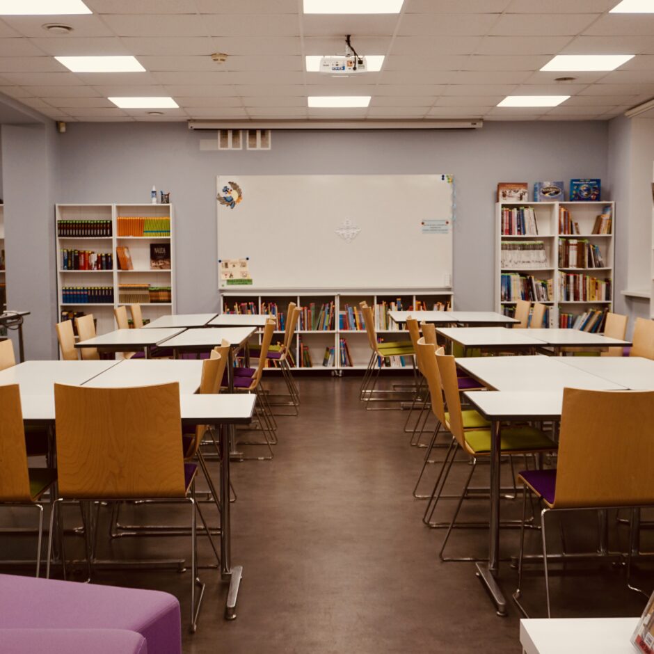 Skolas lasītava telpa