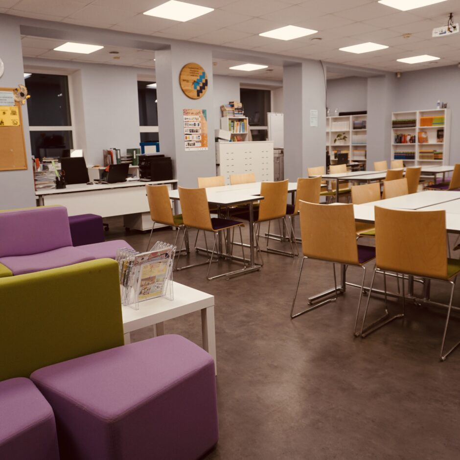 Skolas lasītava telpa
