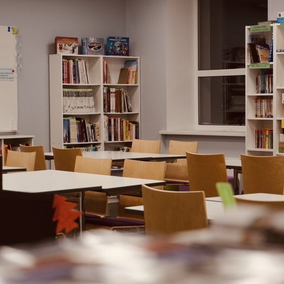 Skolas lasītava telpa