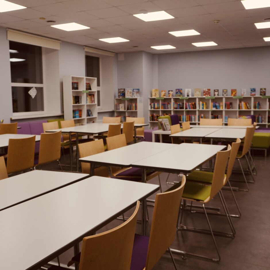 Skolas lasītava telpa