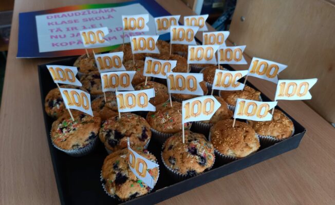 Keksiņi ar 100 dienu karodziņu