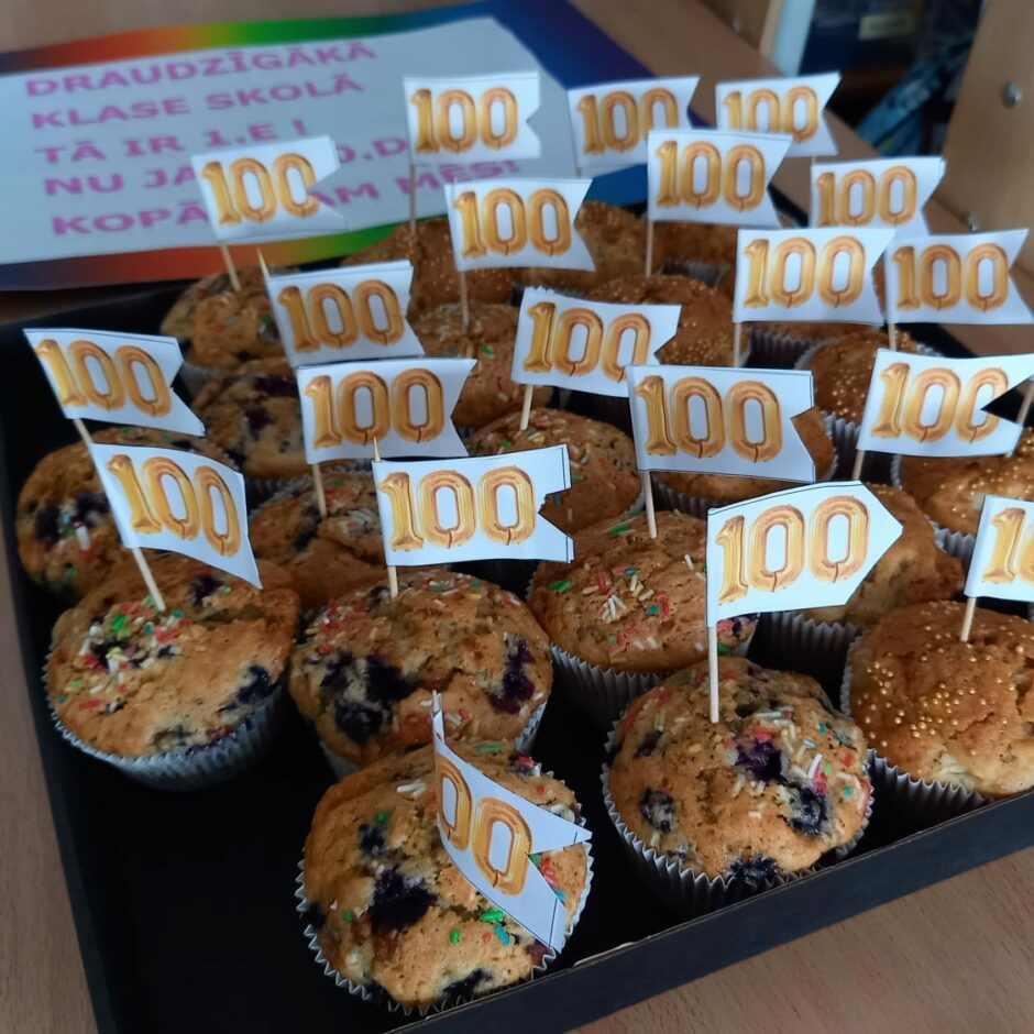 Keksiņi ar 100 dienu karodziņu