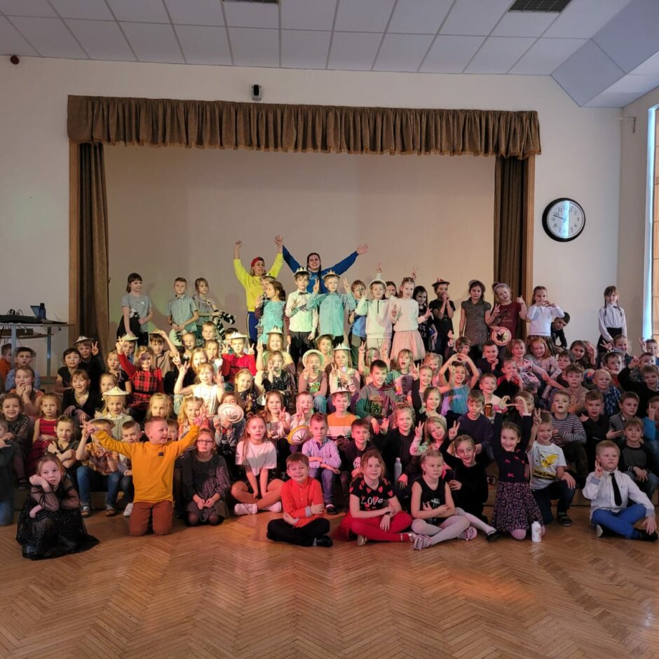 Pirmklasnieku kopbilde aktu zālē, simtajā dienā