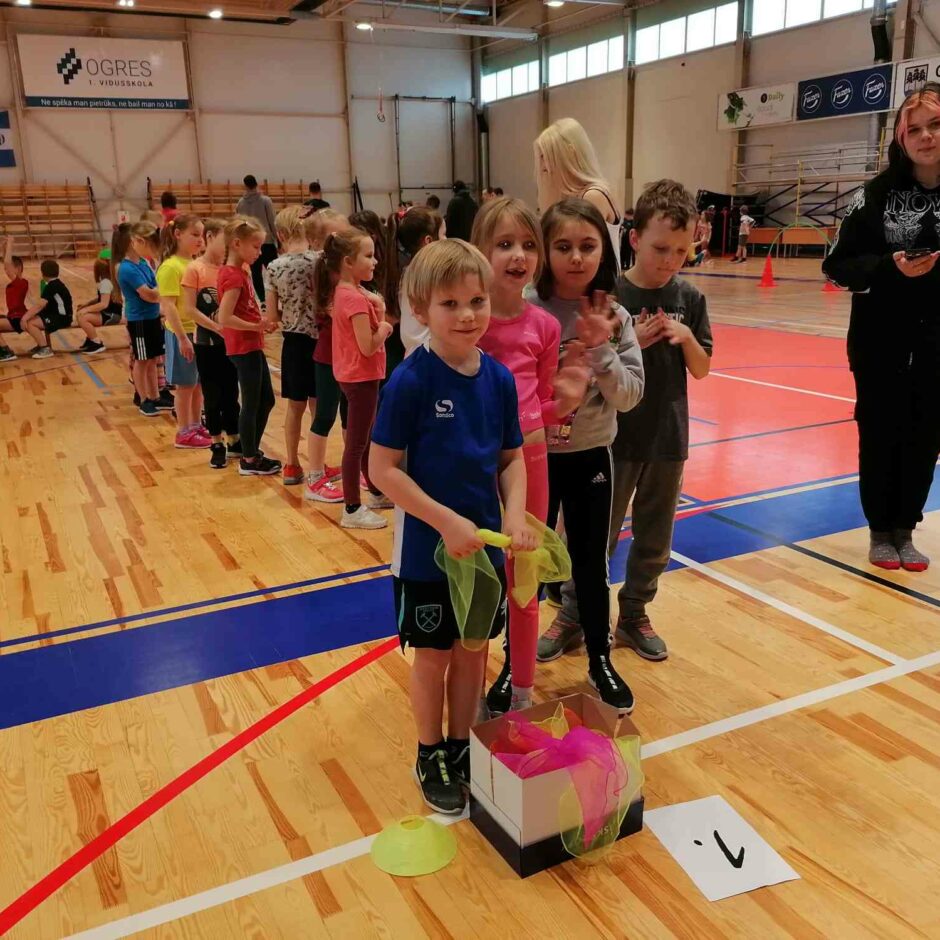 Pirmklasnieki sporta hallē atzīmē 100 dienu