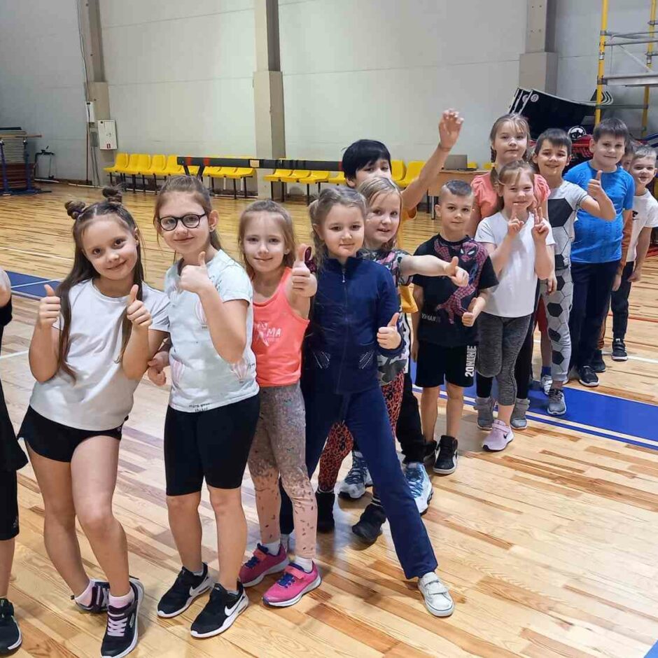 Pirmklasnieki sporta hallē atzīmē 100 dienu