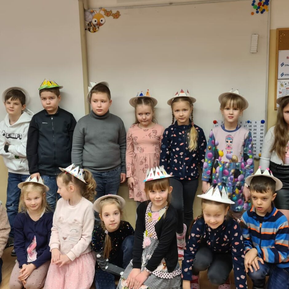 Pirmklasnieku klasēs bilde simtajā dienā