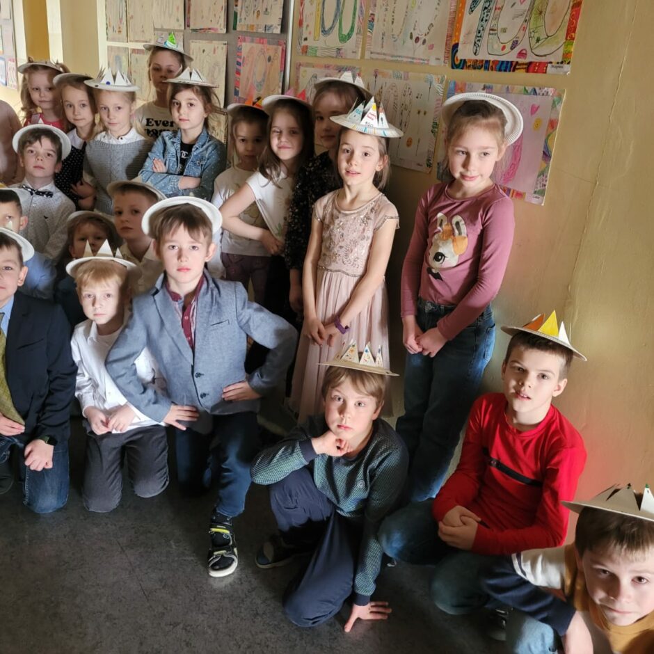 Pirmklasnieku klasēs bilde simtajā dienā