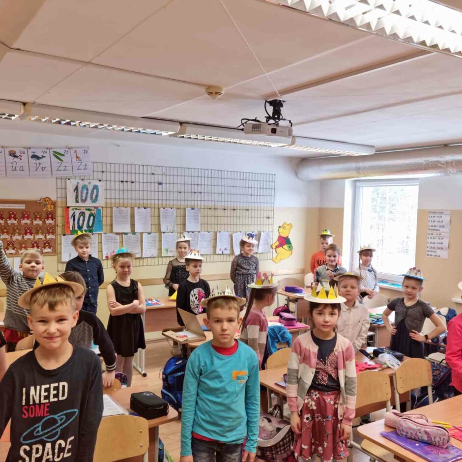 Pirmklasnieku klasēs bilde simtajā dienā