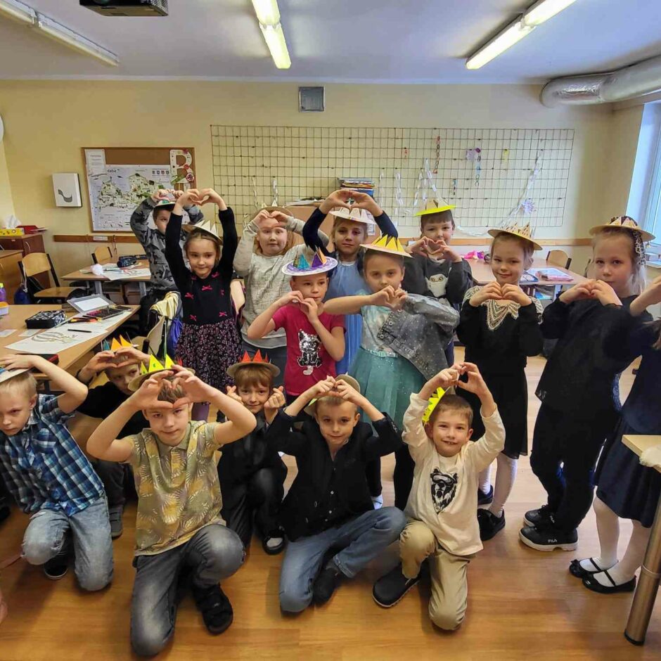 Pirmklasnieku klasēs bilde simtajā dienā