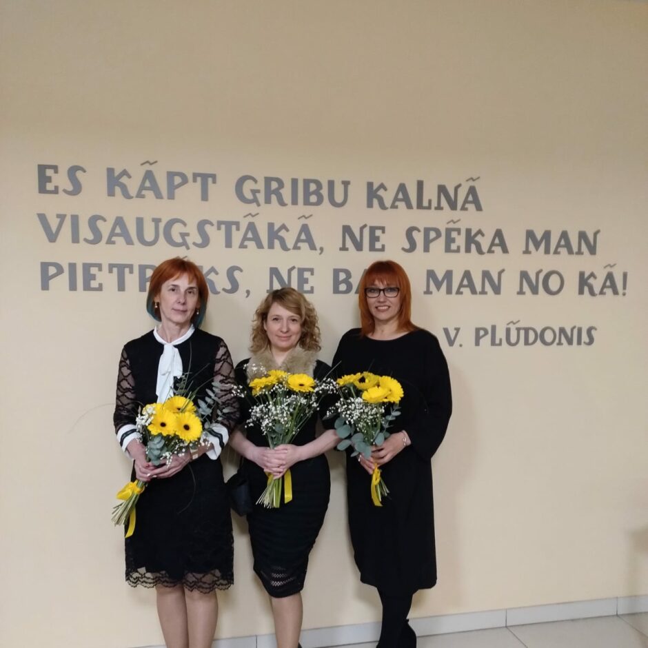2022./2023.m.g. 12.klašu audzinātājas Svetlana Masļanka, Ināra Voitkāne un Ilze Rutka