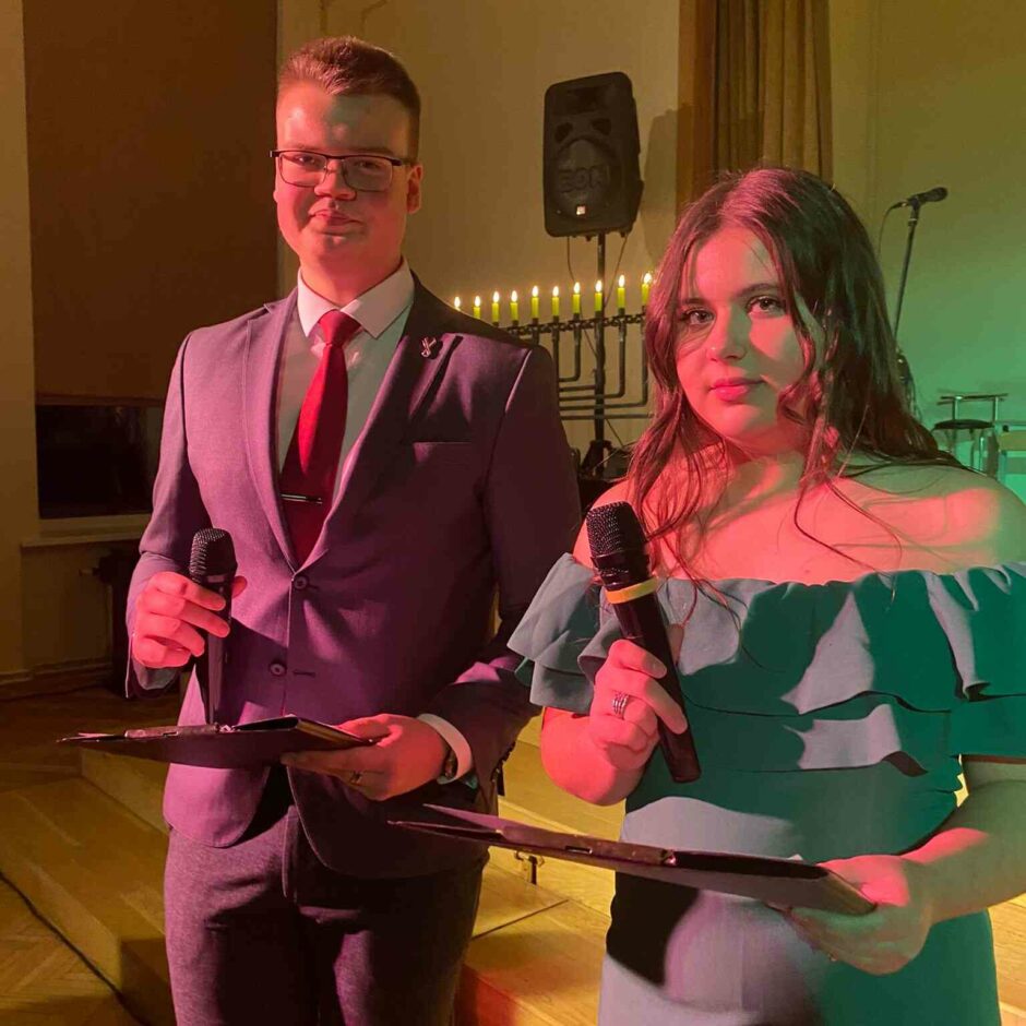 2022./2023.m.g. 12.klašu Žetonu vakara vadītāji Hugo Viļumsons un Jana Stumbre