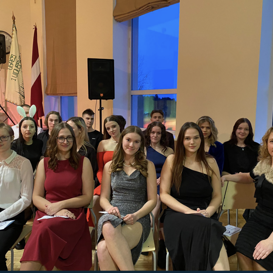 12.a klase un klases audzinātāja Ināra Voitkāne 2022./2023.m.g. 12.klašu Žetonu vakarā