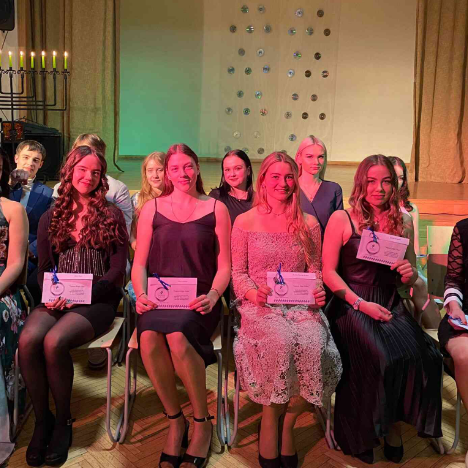 12.b klase un klases audzinātāja Svetlana Masļanka 2022./2023.m.g. 12.klašu Žetonu vakarā