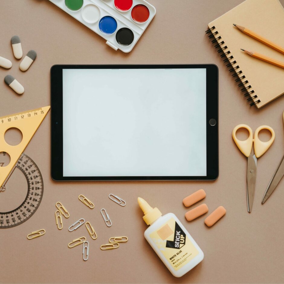 Skolēna mācību līdzekļi: planšete, šķēres, līme, akvareļkrāsas, dzēšgumija.