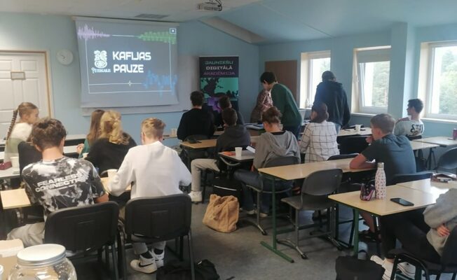 Jaunieši sēž un atpūšas pēc nodarbības