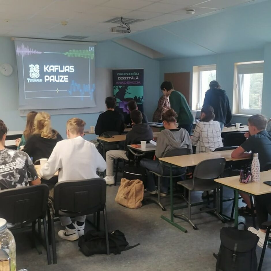 Jaunieši sēž un atpūšas pēc nodarbības