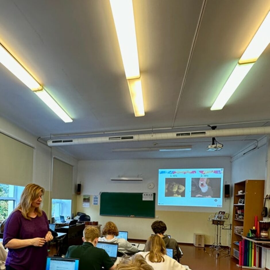 Skolotāja Ilze Briede vada mūzikas stundu