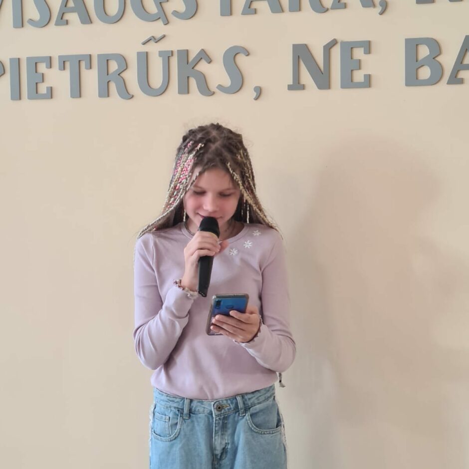 Skolniece lasa dzeju