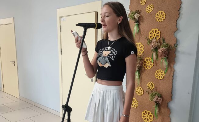 Skolniece lasa dzeju