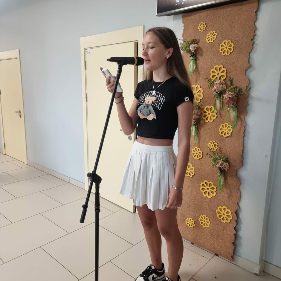 Skolniece lasa dzeju