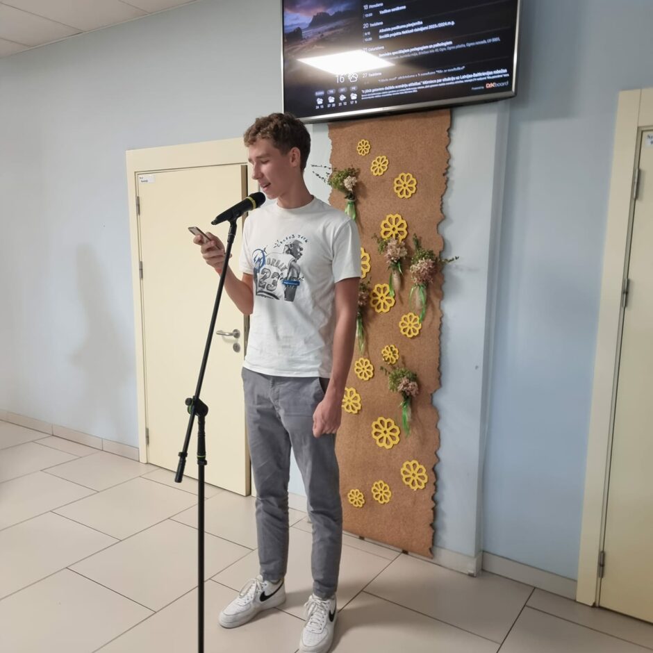 Skolnieks lasa dzeju