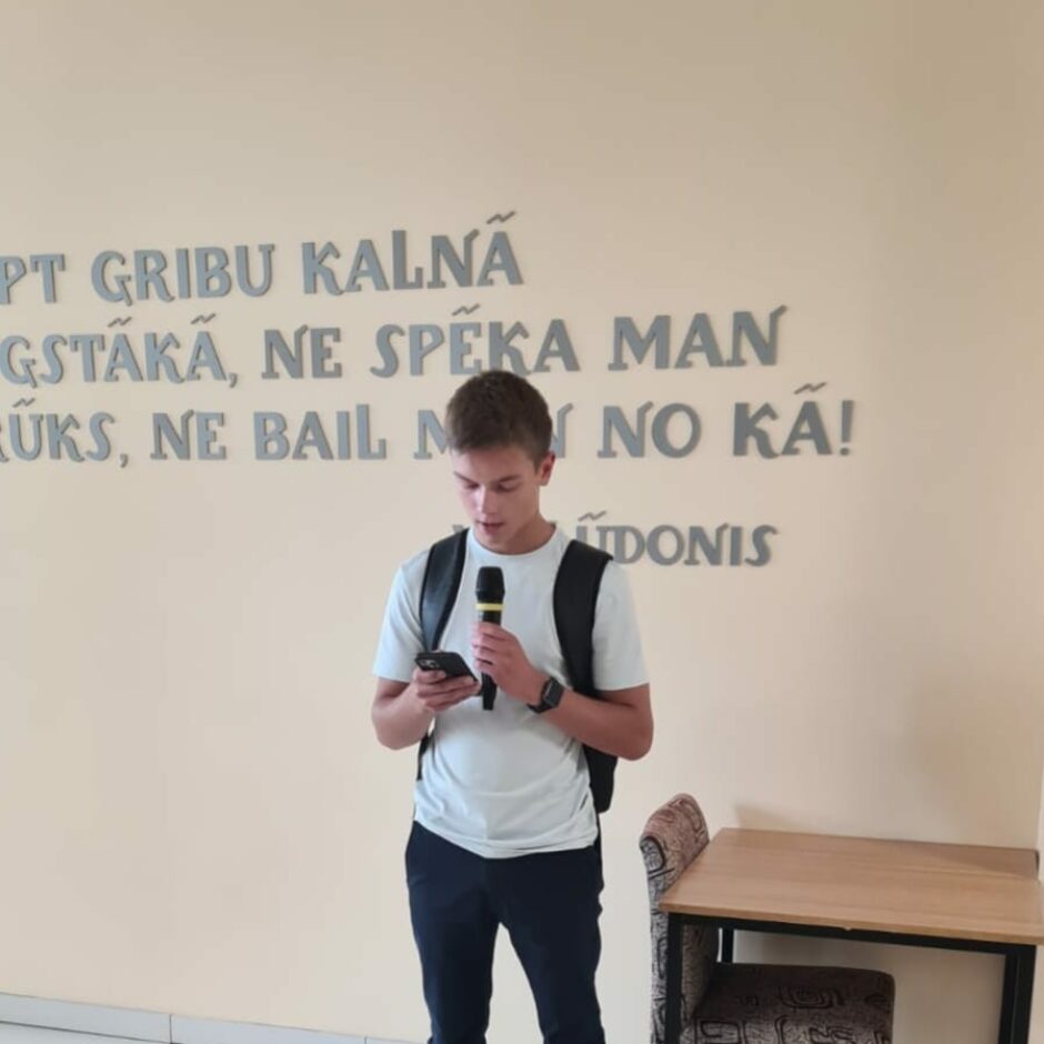 Skolnieks lasa dzeju