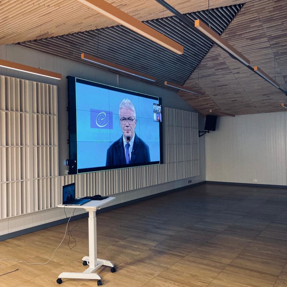 Redzams viens no Eiropas padomes darbiniekiem