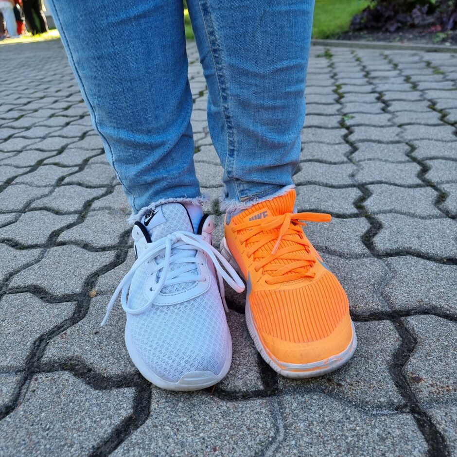 Balta un oranža keda