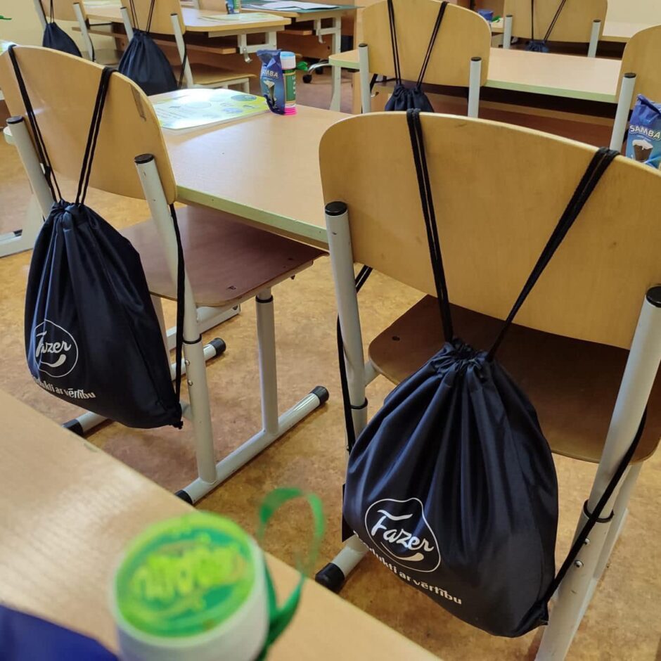 Fazer dāvanas uzliktas uz krēsliem