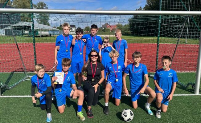 Ogres 1. vidusskolas komanda ar skolotāju Aigu