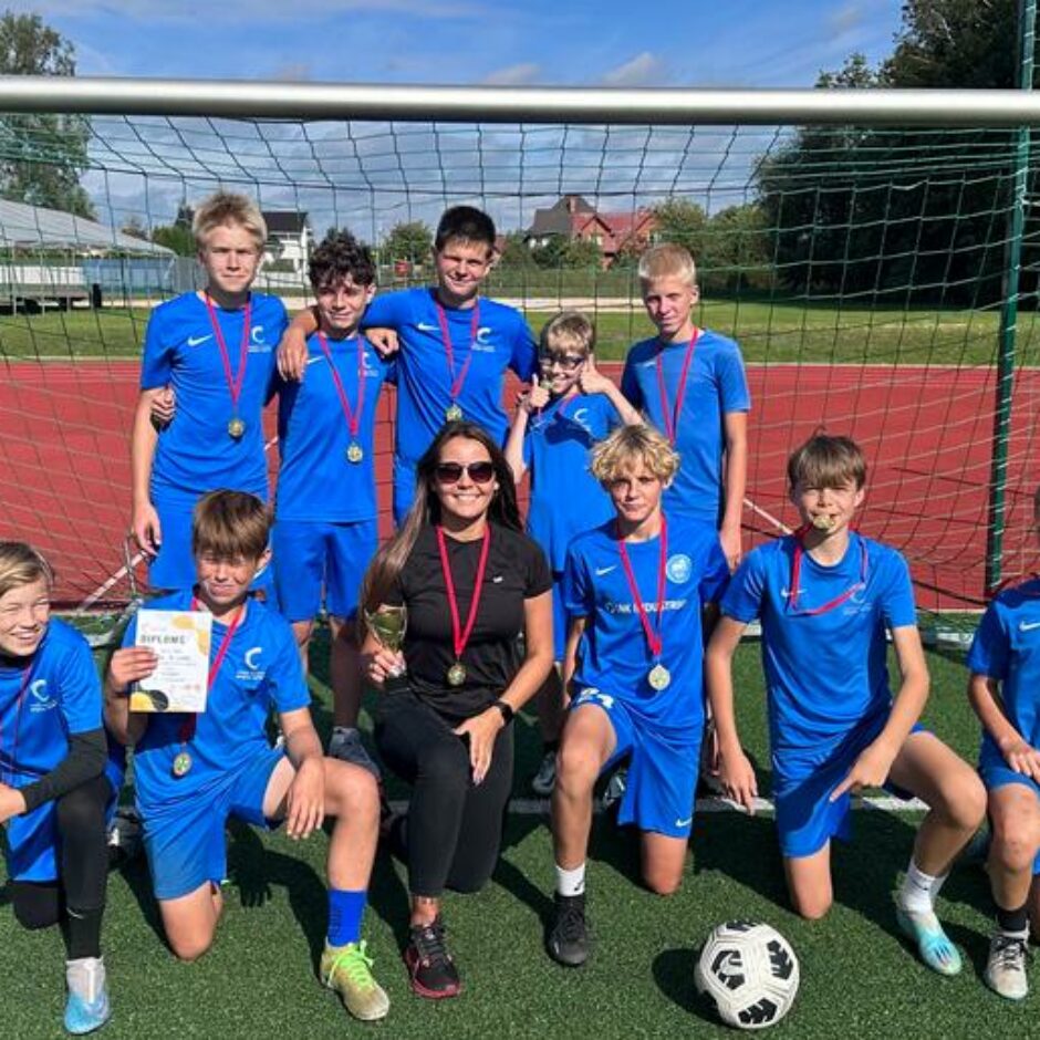 Ogres 1. vidusskolas komanda ar skolotāju Aigu