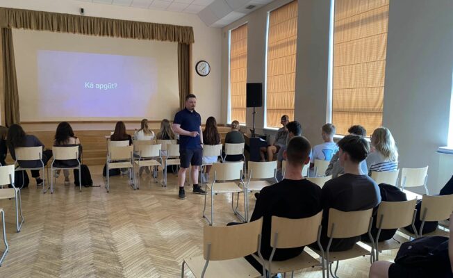 Jānis Celmiņš kopā ar skolēniem