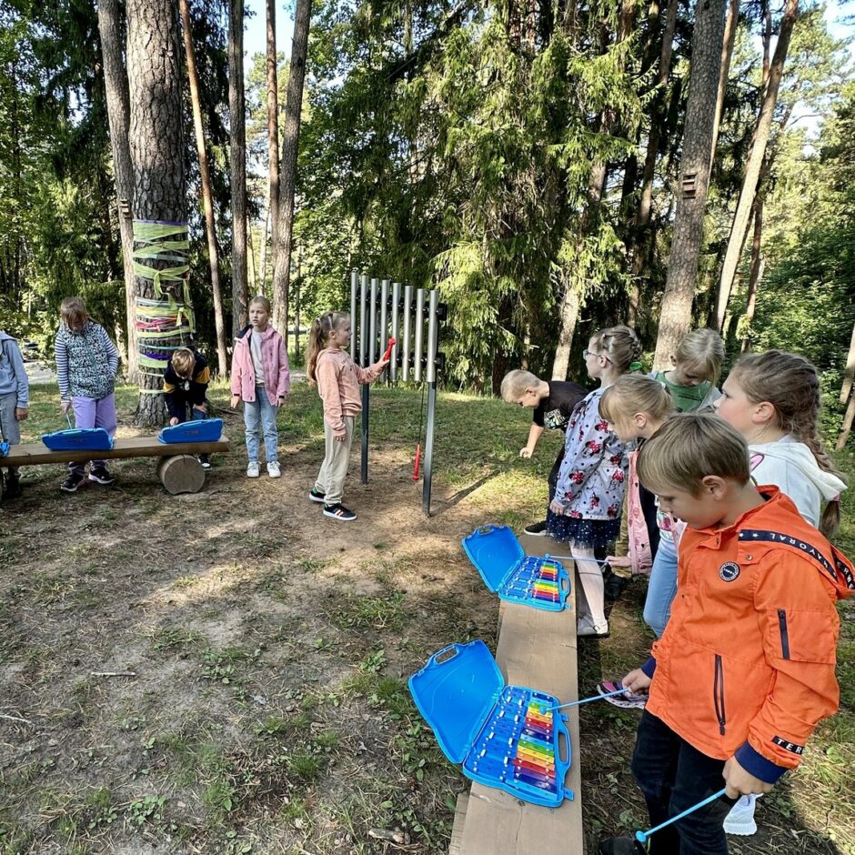 Bērni iemēģina jaunos instrumentus