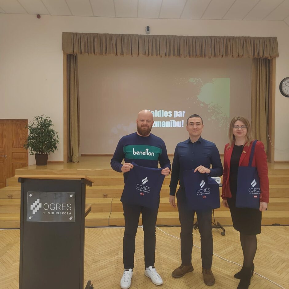 Skolēnu mācību uzņēmumu vērtēšanas komisija - Andris Bērziņš, Oļegs Starovoitovs, Linda Pastare