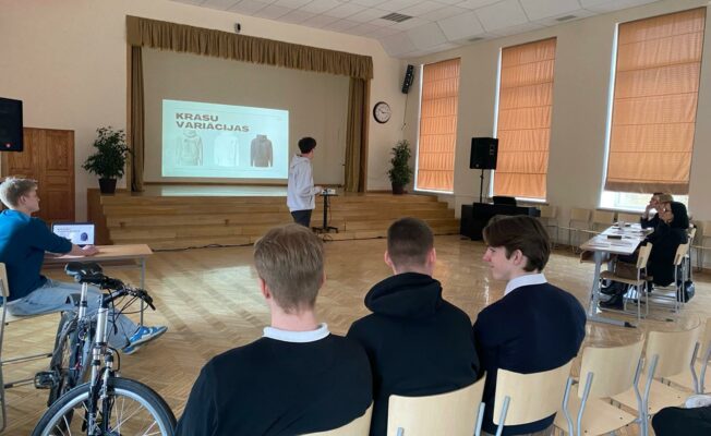 Markuss Maksimovs prezentē savu dizaina risinājumu