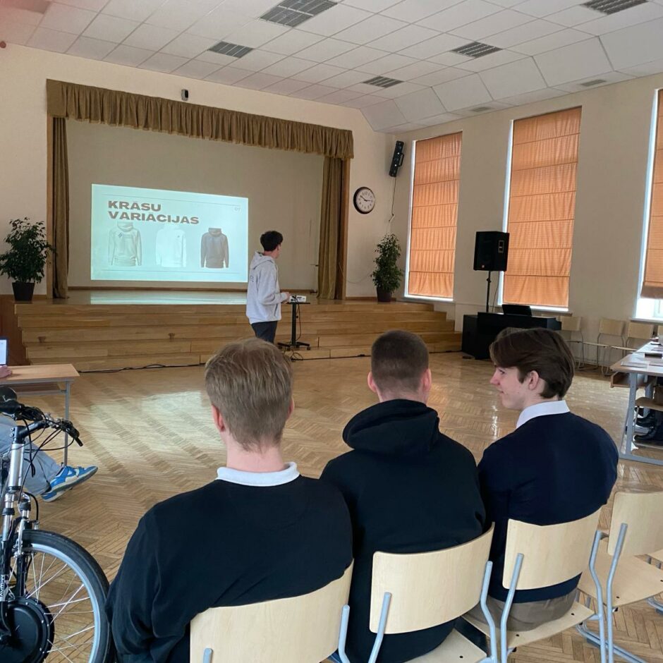 Markuss Maksimovs prezentē savu dizaina risinājumu