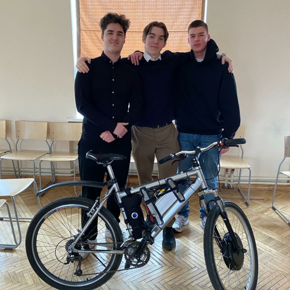 Tomass Jānis Pika, Matīss Šķēle un Matejs Galvanausks pie sava izveidotā elektriskā velosipēda