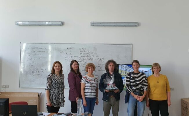 Seši pedagogi nostājušies rindā pie baltas tāfeles