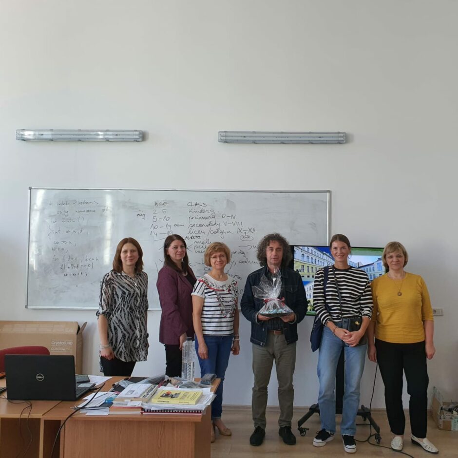 Seši pedagogi nostājušies rindā pie baltas tāfeles