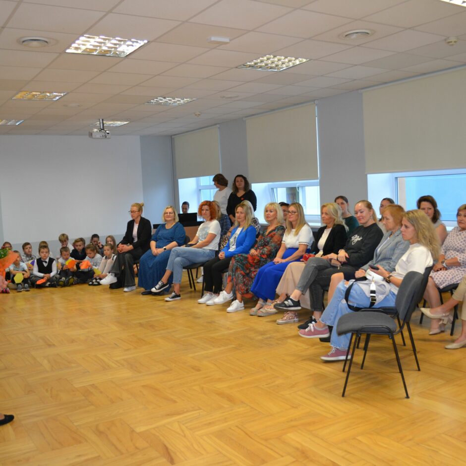 Mazās zāles atklāšanas svētki - Skolotāji un vecāki sēž zālē