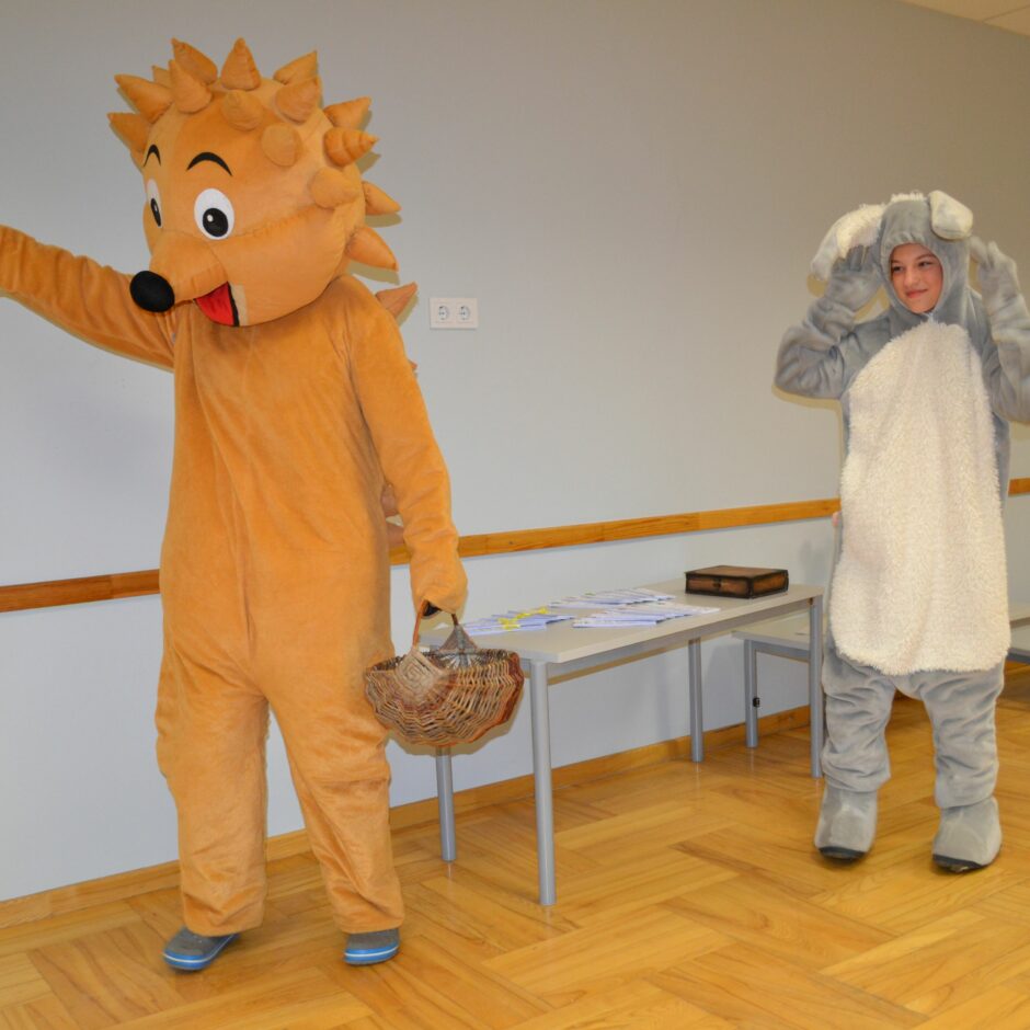 Mazās zāles atklāšanas svētki - Skolēnu pašpārvaldes pārstāvji eža un zaķa maskās