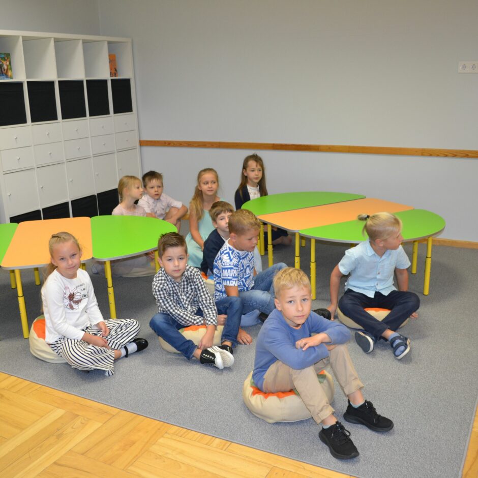 Mazās zāles atklāšanas svētki - 1.klašu skolēni sēž uz sēžampufiem