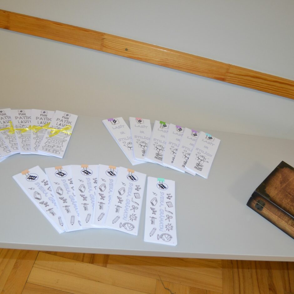 Mazās zāles atklāšanas svētki - Uz galda stāv grāmatzīmes